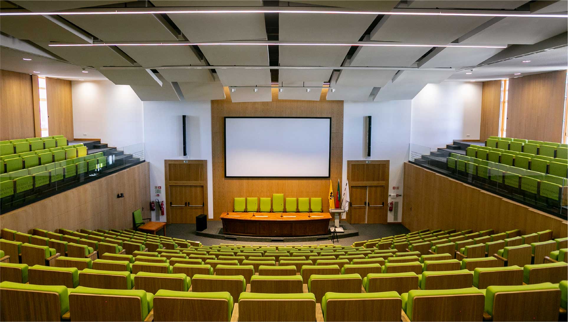 Aula Magna do Edifício Central da FMUL, com capacidade para 300 pessoas sentadas, equipada com recursos audiovisuais modernos e um ambiente propício para conferências, palestras e eventos académicos.